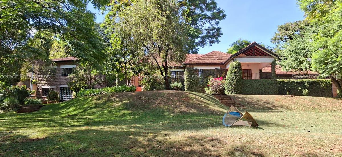 4 Bed House with En Suite in Lavington - 2