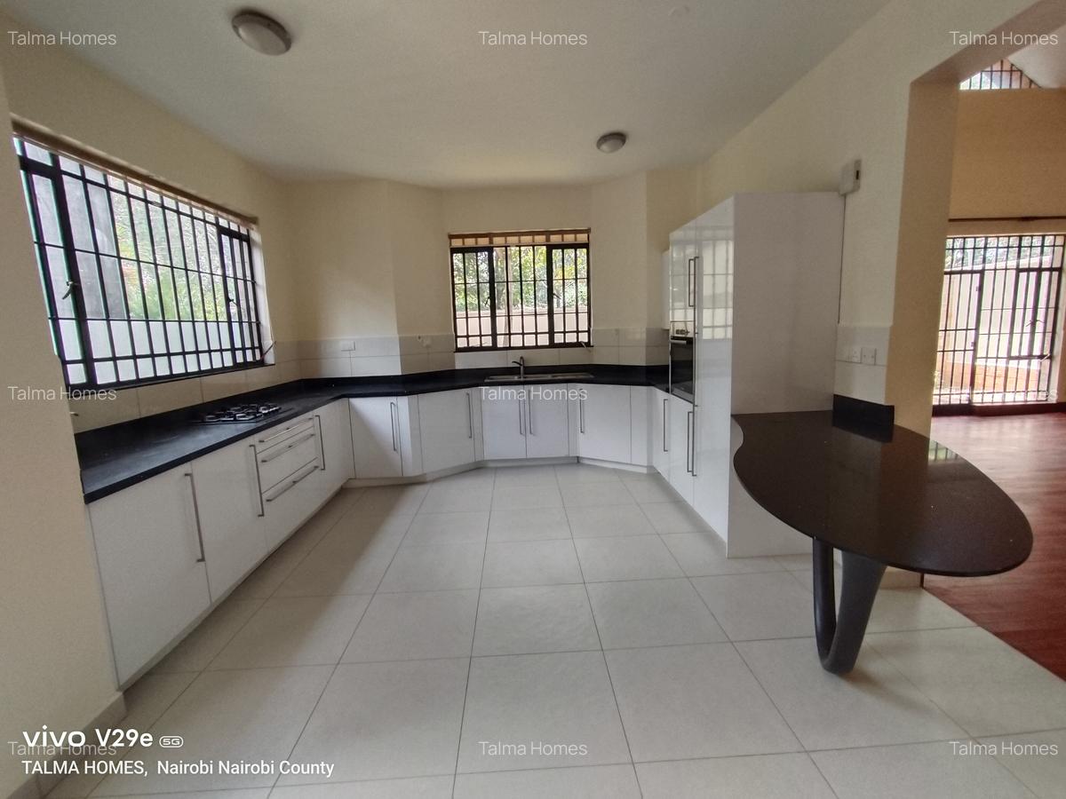 5 Bed Townhouse with En Suite at Lavington - 7