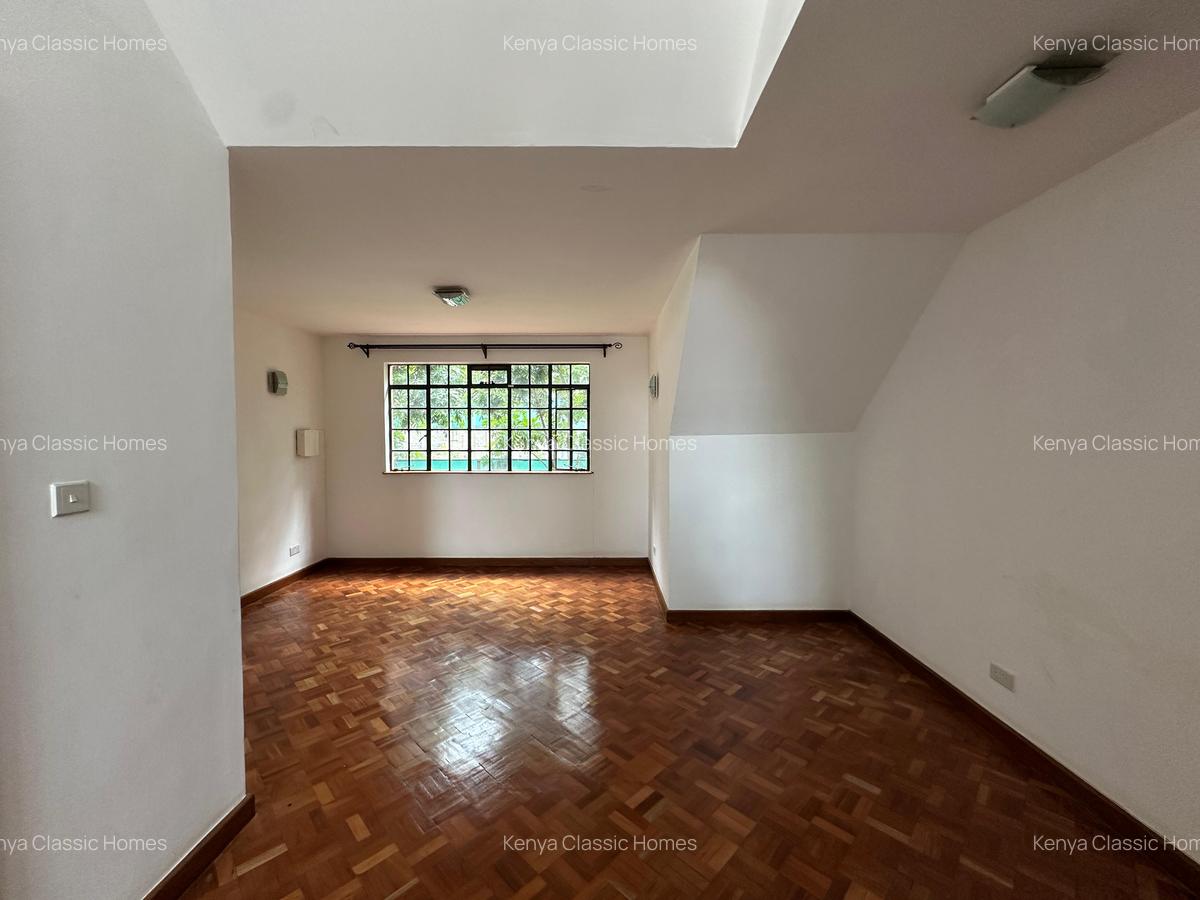 4 Bed Villa with En Suite at Lavington - 16