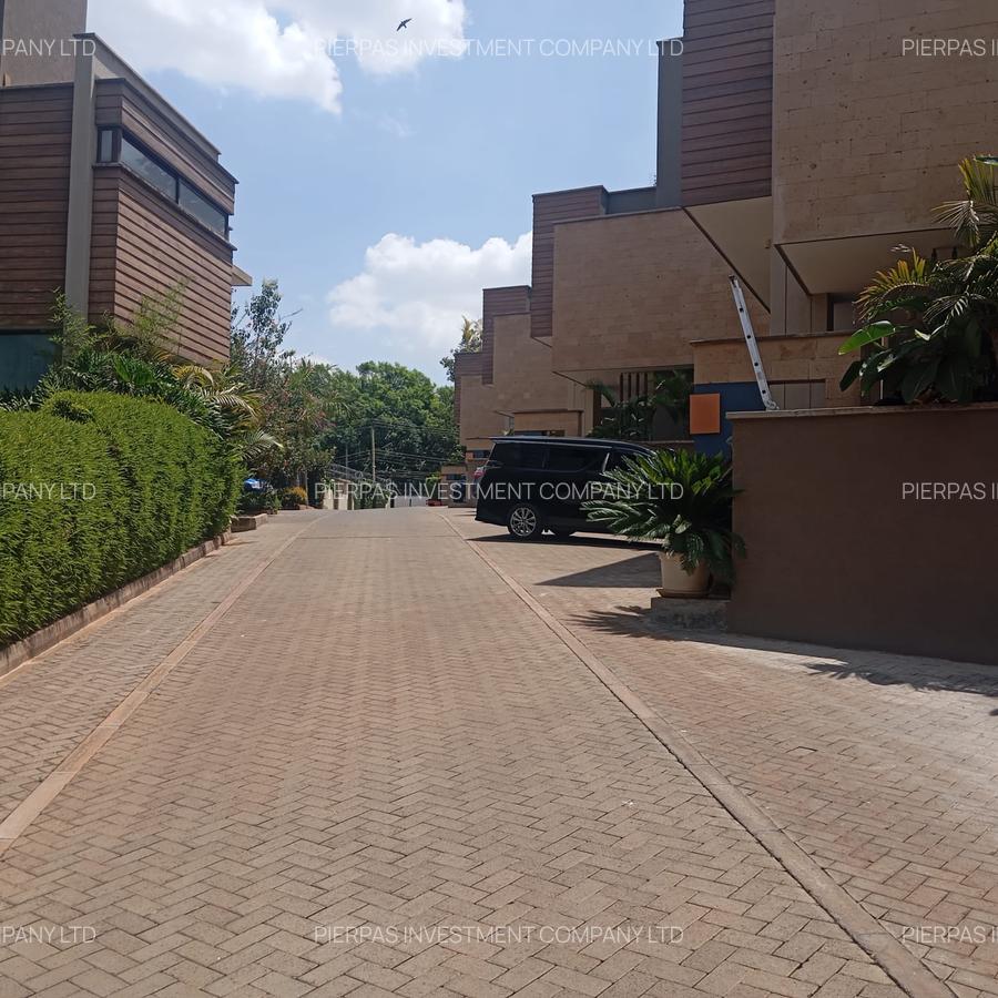 5 Bed Townhouse with En Suite in Lavington - 1