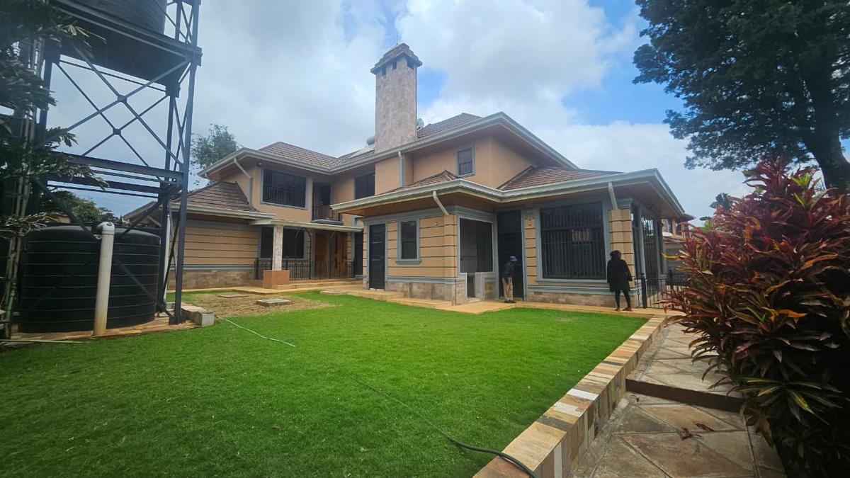 5 Bed House with En Suite in Runda - 1