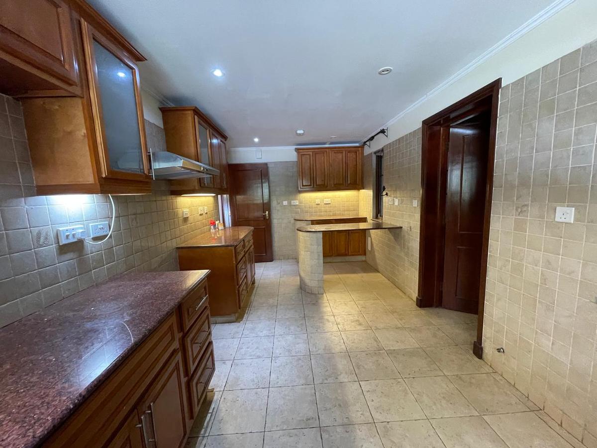 5 Bed Townhouse with En Suite in General Mathenge - 8