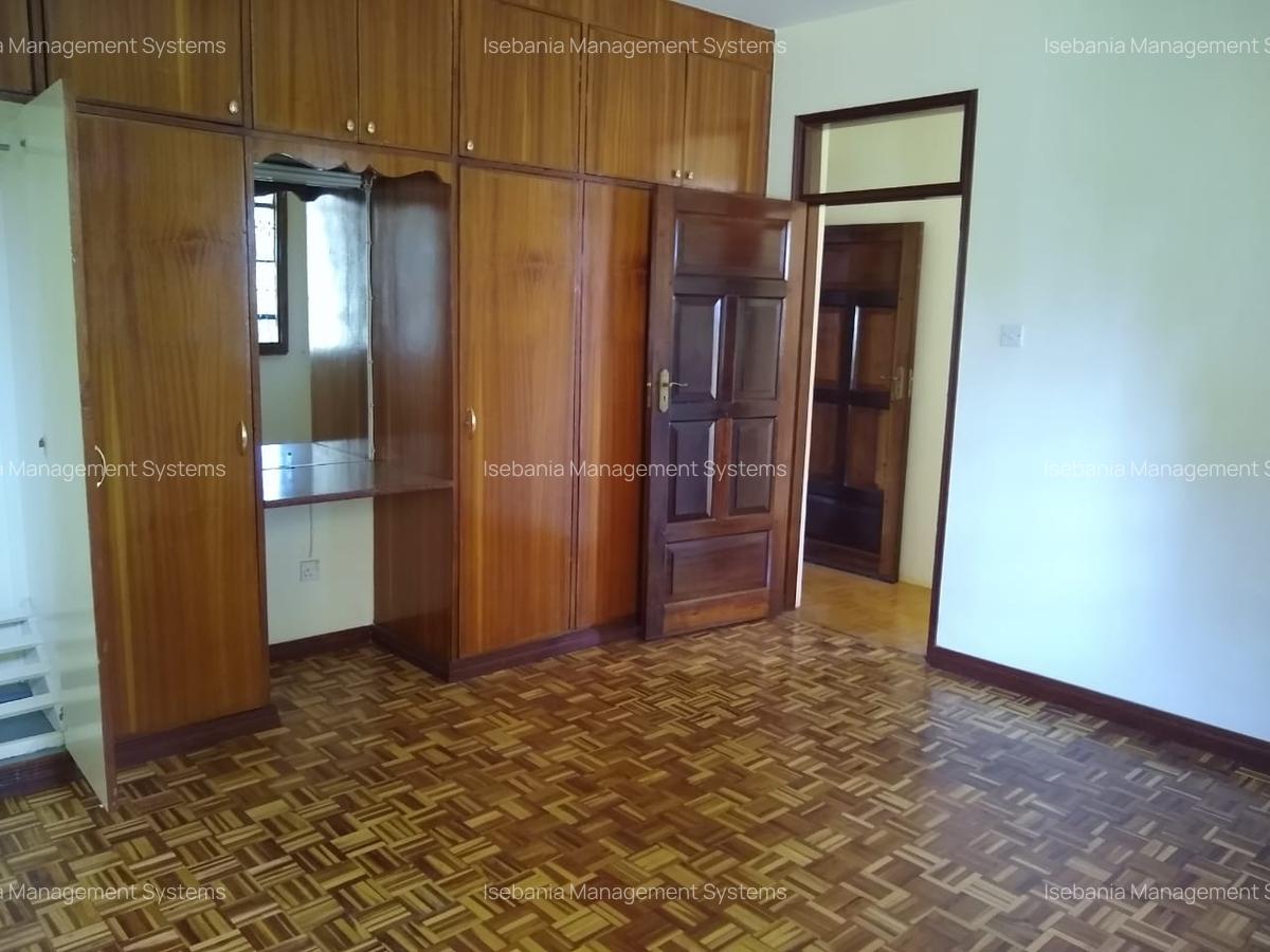 4 Bed House with En Suite at - 13