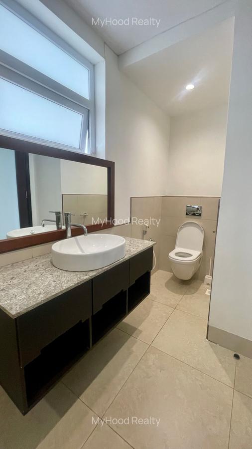 5 Bed House with En Suite in Runda - 14