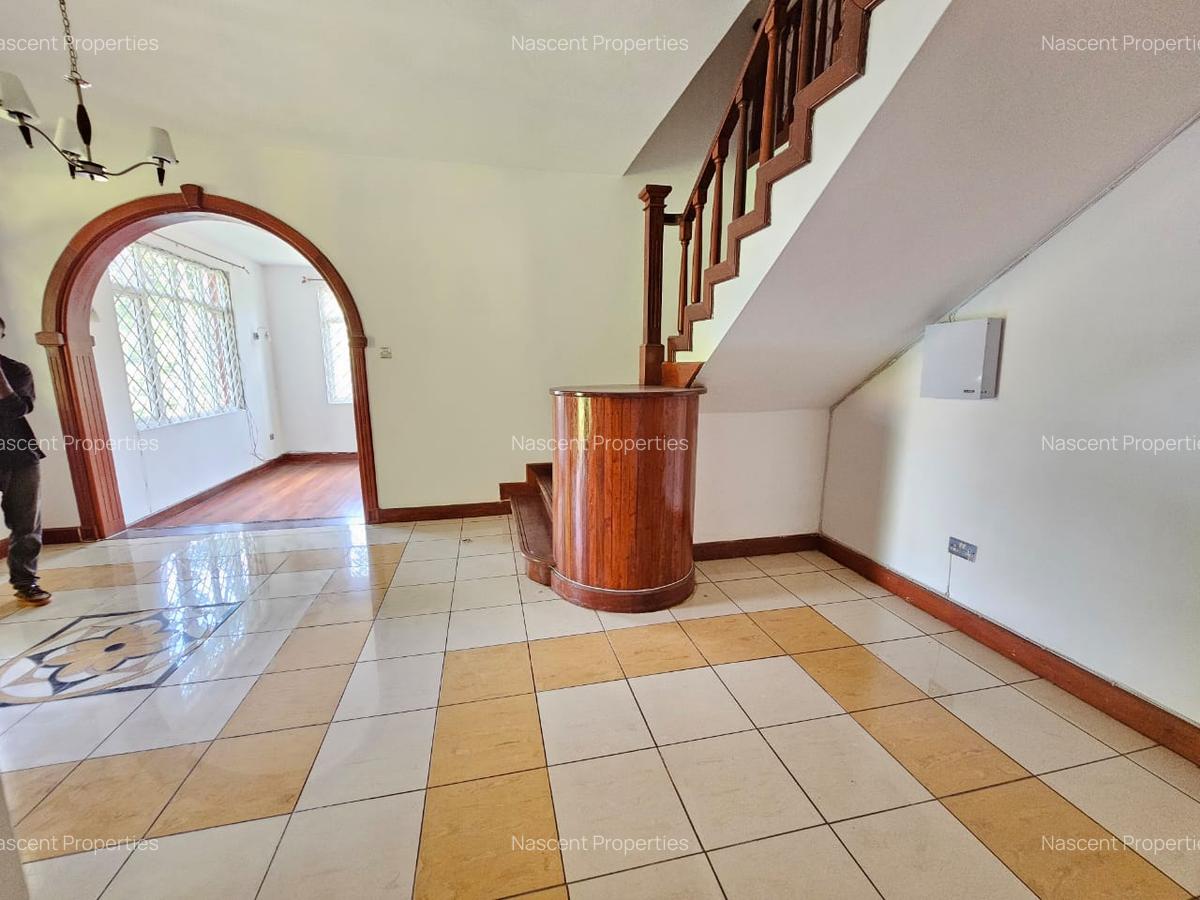5 Bed Villa with En Suite in Rosslyn - 5