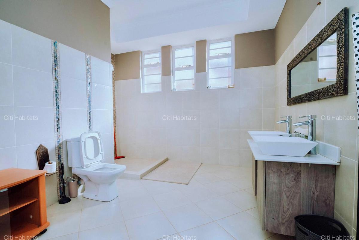 4 Bed Villa with En Suite in Kenyatta Road - 11