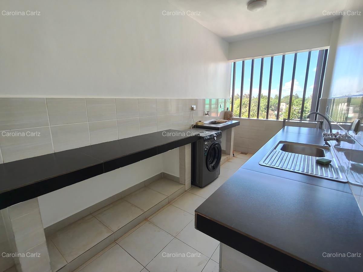 Serviced 2 Bed Apartment with En Suite at Brookside Drive - 8