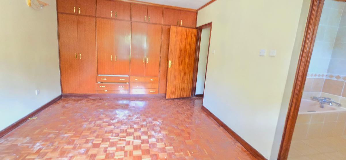 5 Bed Townhouse with En Suite at Lavington - 17