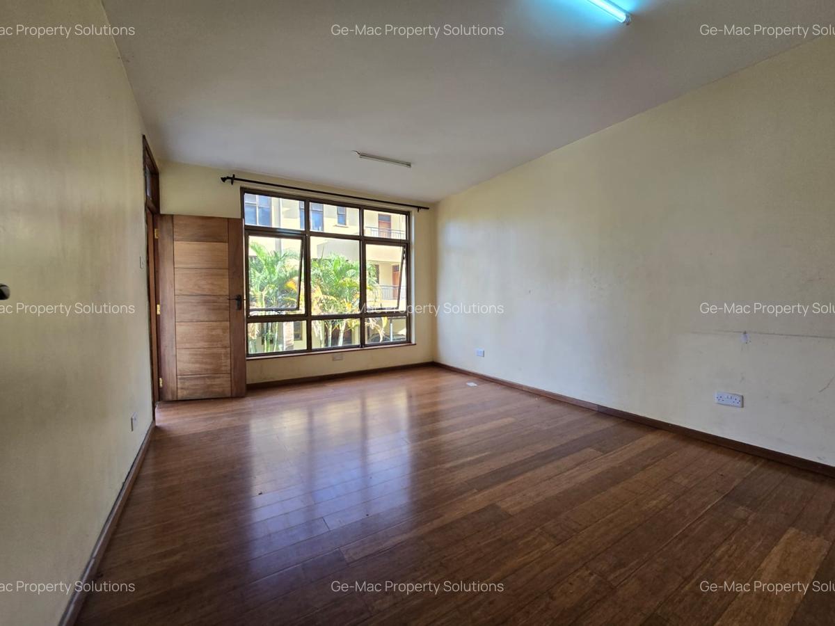 5 Bed House with En Suite in Lavington - 15