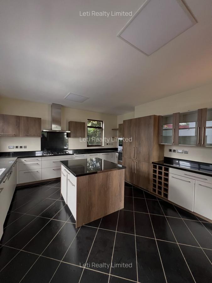 5 Bed Townhouse with En Suite in Lavington - 3