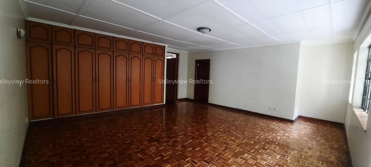 4 Bed Townhouse with En Suite at Lavington - 15