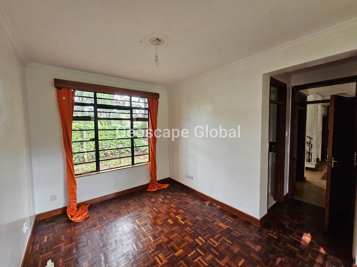 5 Bed House with En Suite in Rosslyn - 11