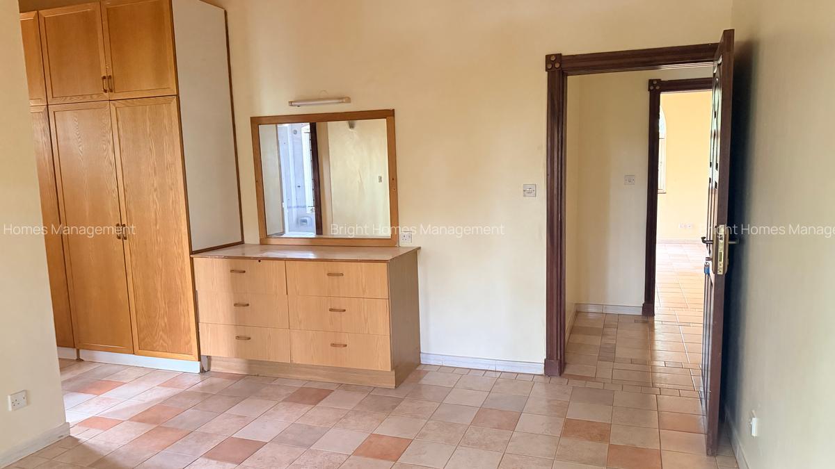 4 Bed Villa with En Suite in Lake View - 10