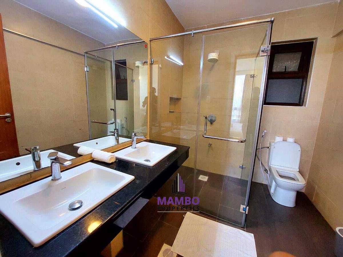 Serviced 2 Bed Apartment with En Suite at Dennis Pritt - 12