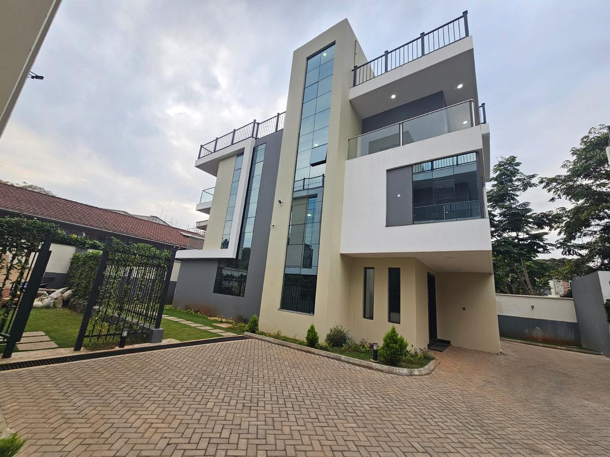 5 Bed House with En Suite in Lavington - 1