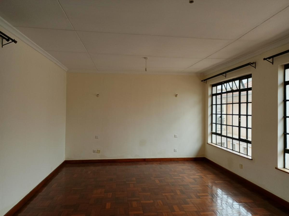 3 Bed Apartment with En Suite at Riverside Drive - 11