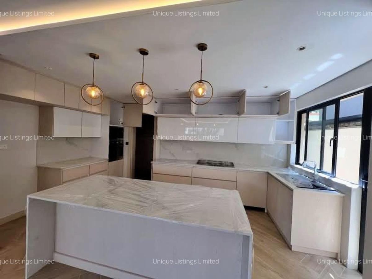 5 Bed Townhouse with En Suite in Lavington - 4