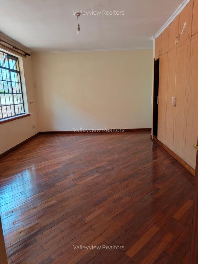 4 Bed Townhouse with En Suite at Lavington - 10