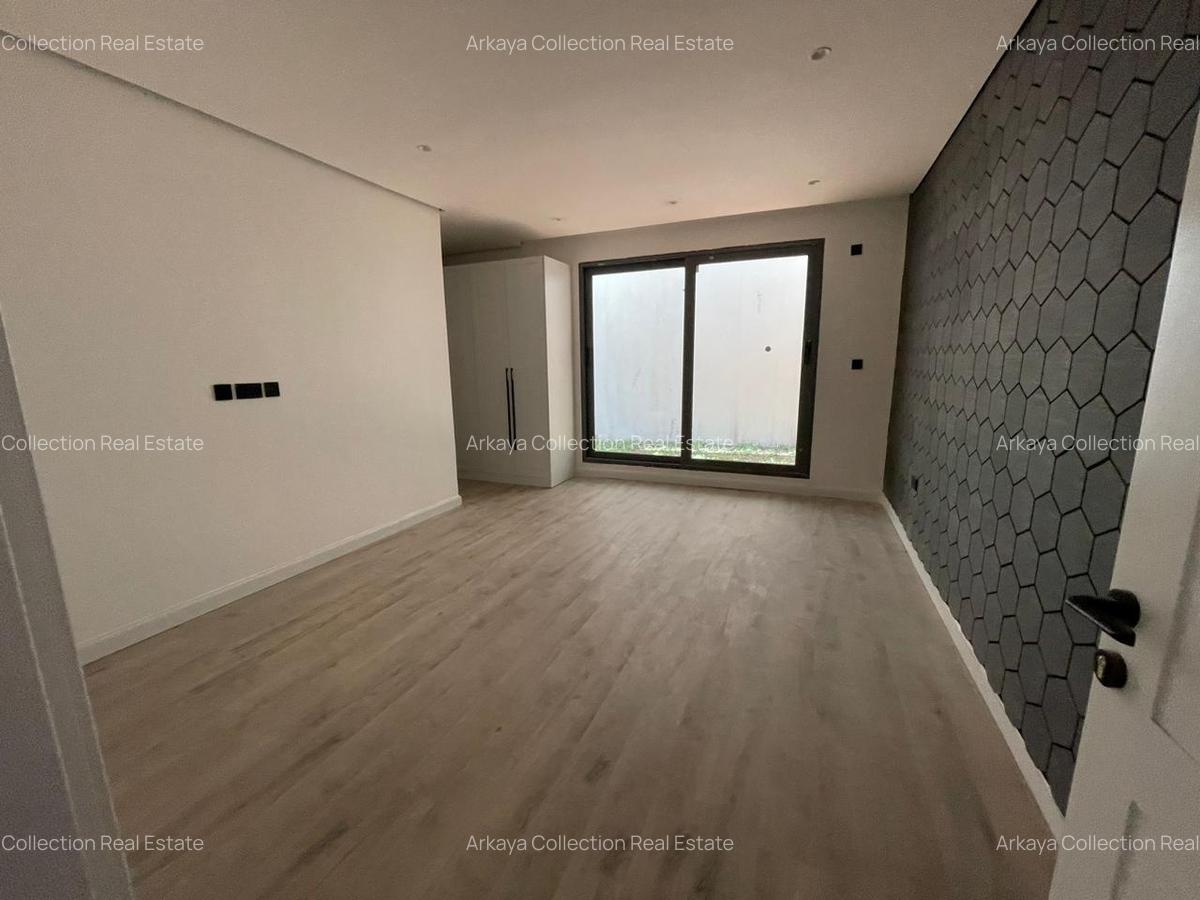 5 Bed Villa with En Suite in Lavington - 6