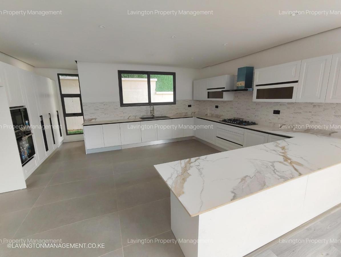 5 Bed Villa with En Suite at Lavington Green - 6