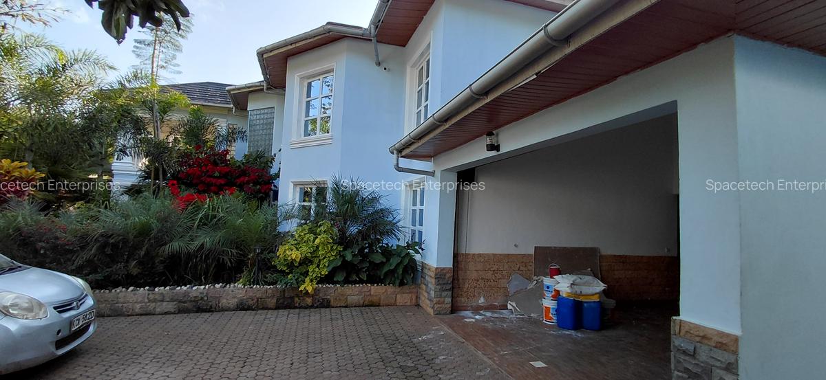5 Bed House with En Suite in Runda - 1