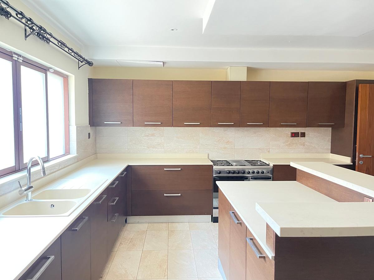 5 Bed Townhouse with En Suite in Lavington - 11