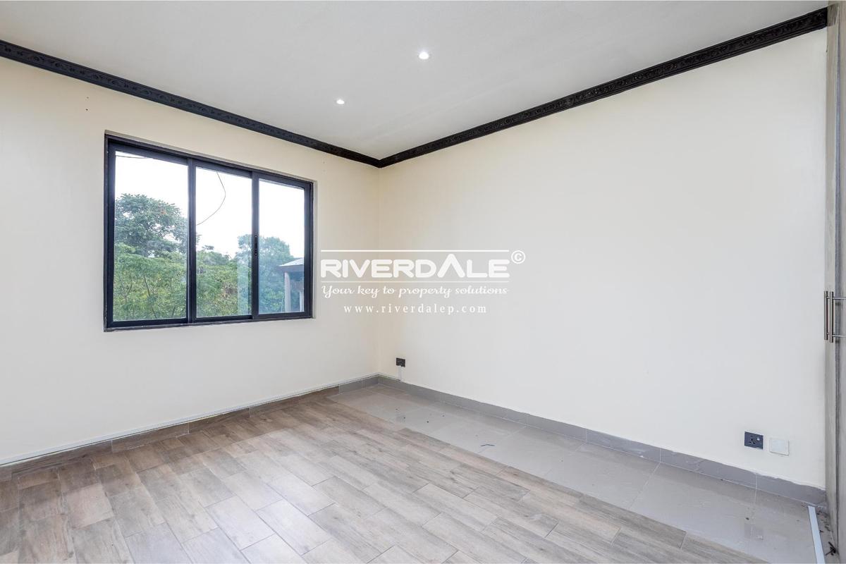 4 Bed Apartment with En Suite in Parklands - 9