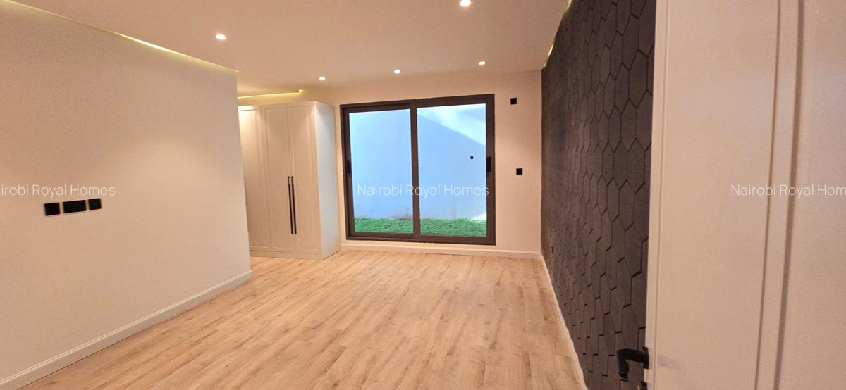 5 Bed House with En Suite at Lavington Green - 16