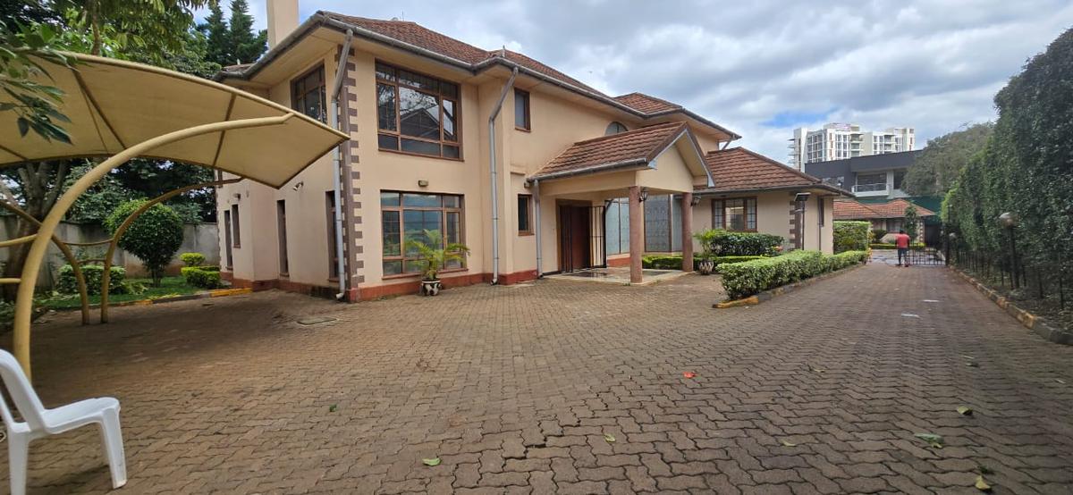 5 Bed House with En Suite in Runda - 1
