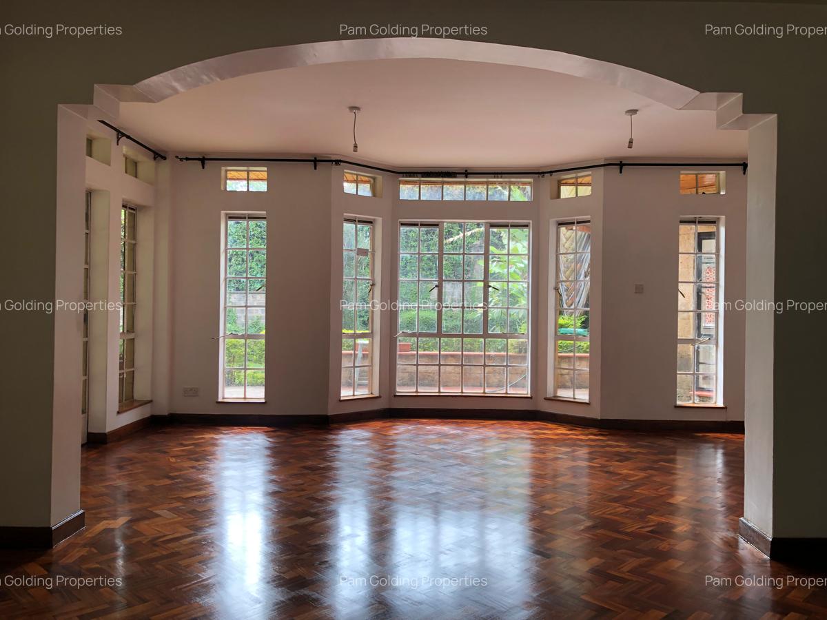 5 Bed House with En Suite in Rosslyn - 2