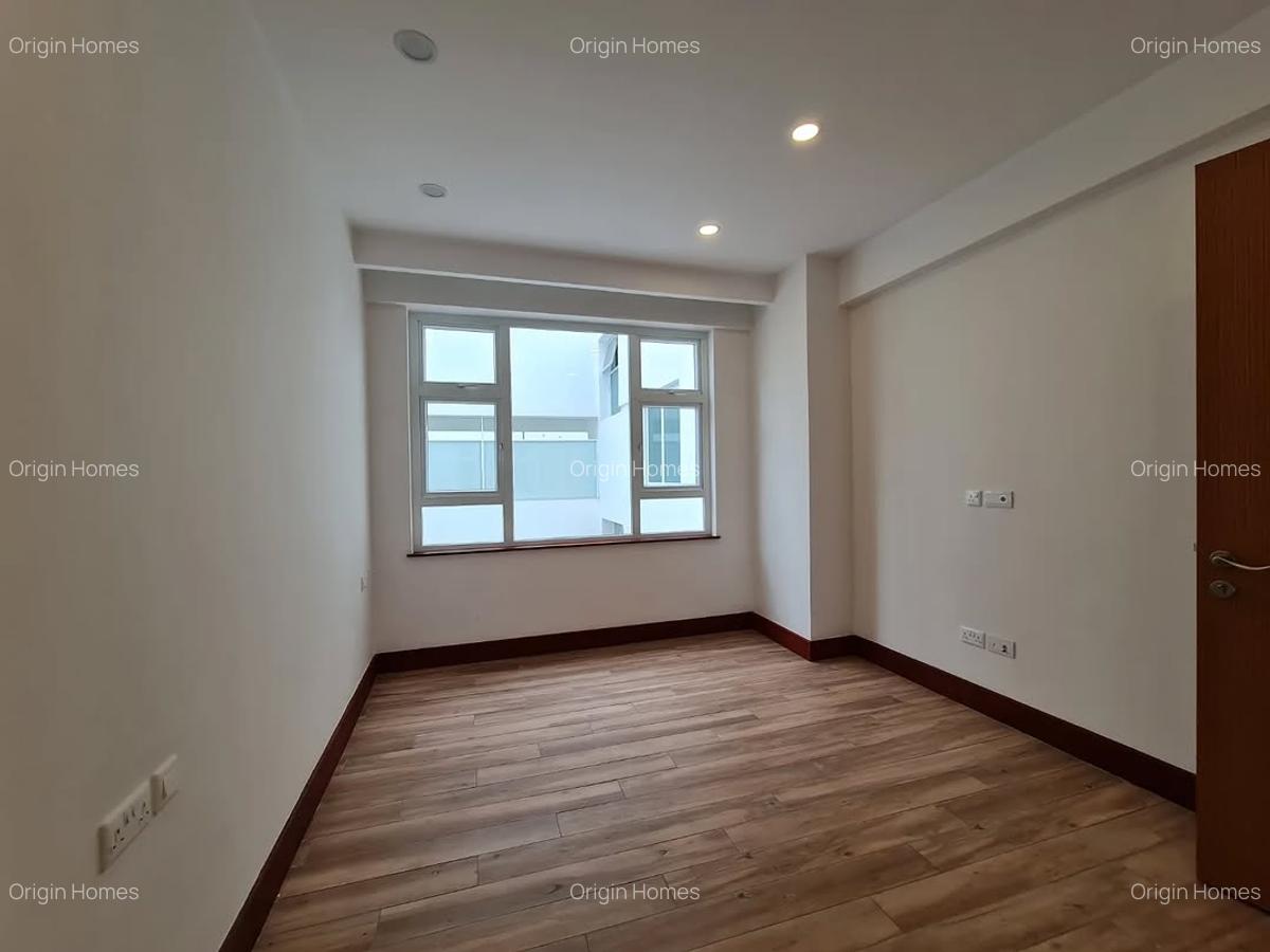 3 Bed Apartment with En Suite at Parklands - 8