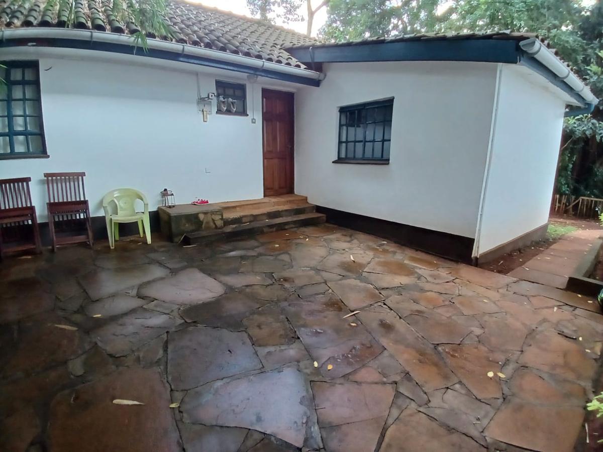 1 Bed House with En Suite in Lavington - 1