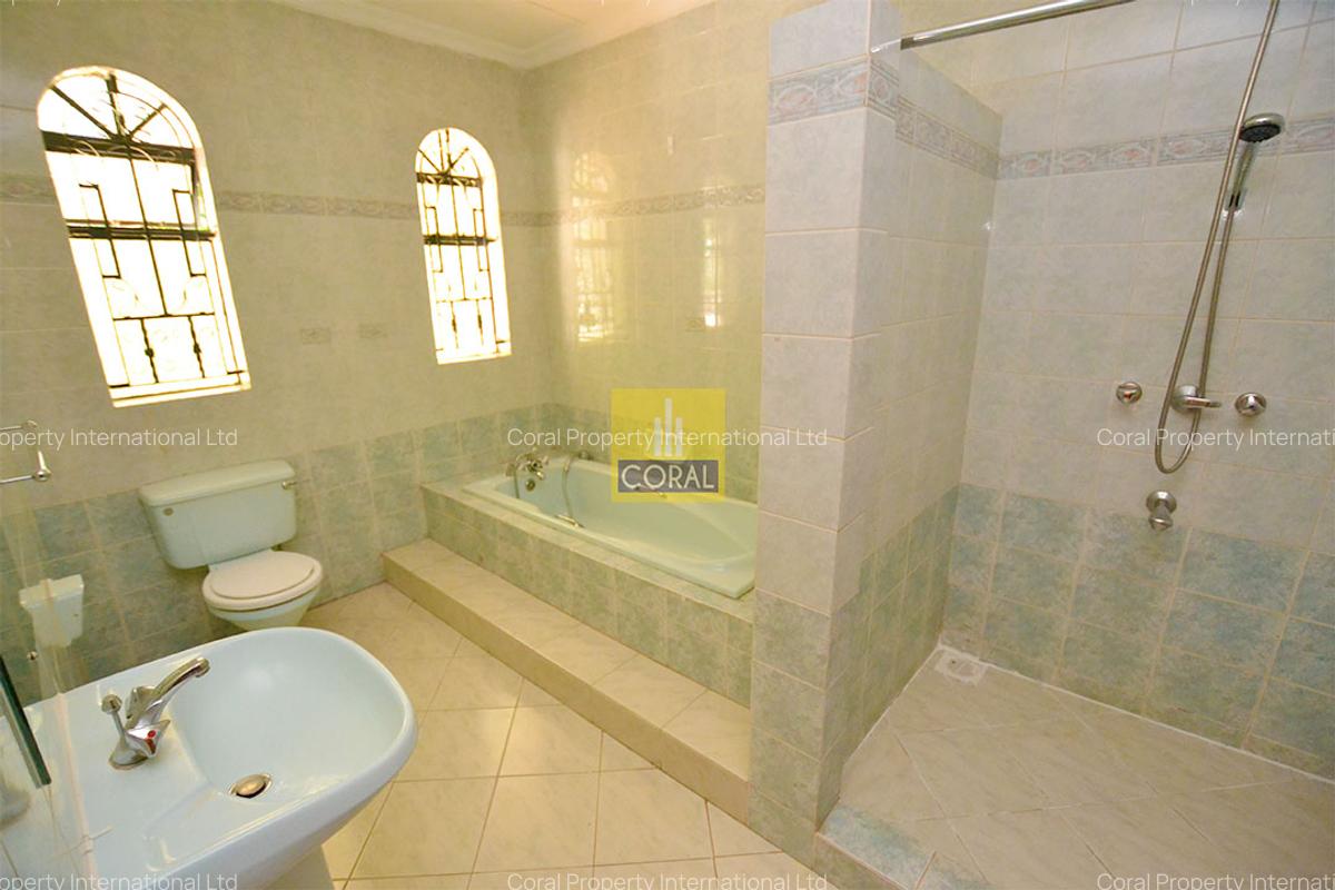 5 Bed Villa with En Suite in Riverside - 18