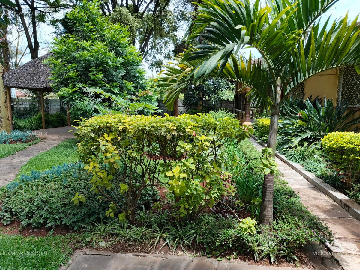 5 Bed House with En Suite at Lavington - 1