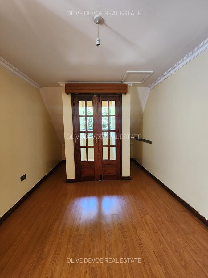 4 Bed Townhouse with En Suite in Lavington - 19