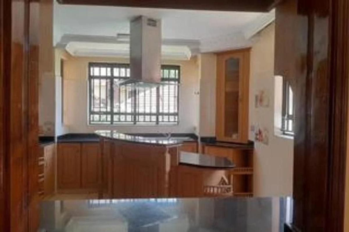 4 Bed Townhouse with En Suite in Lavington - 8