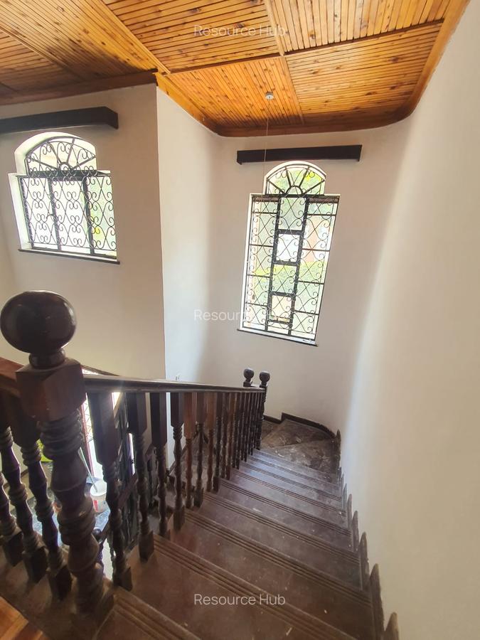 6 Bed House with En Suite in Nyari - 11