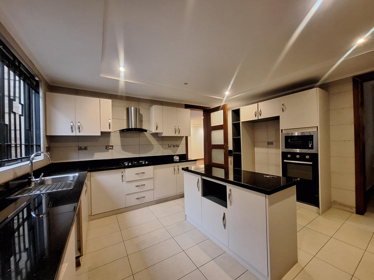 5 Bed Townhouse with En Suite in Lavington - 12