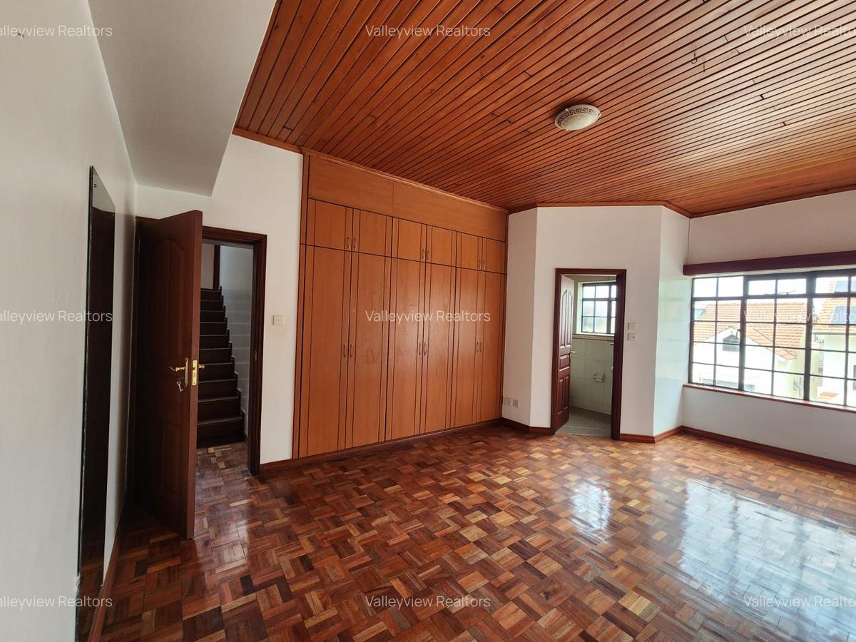 5 Bed Townhouse with En Suite at Lavington - 7