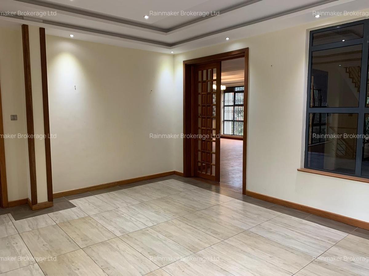7 Bed House with En Suite in Nyari - 2