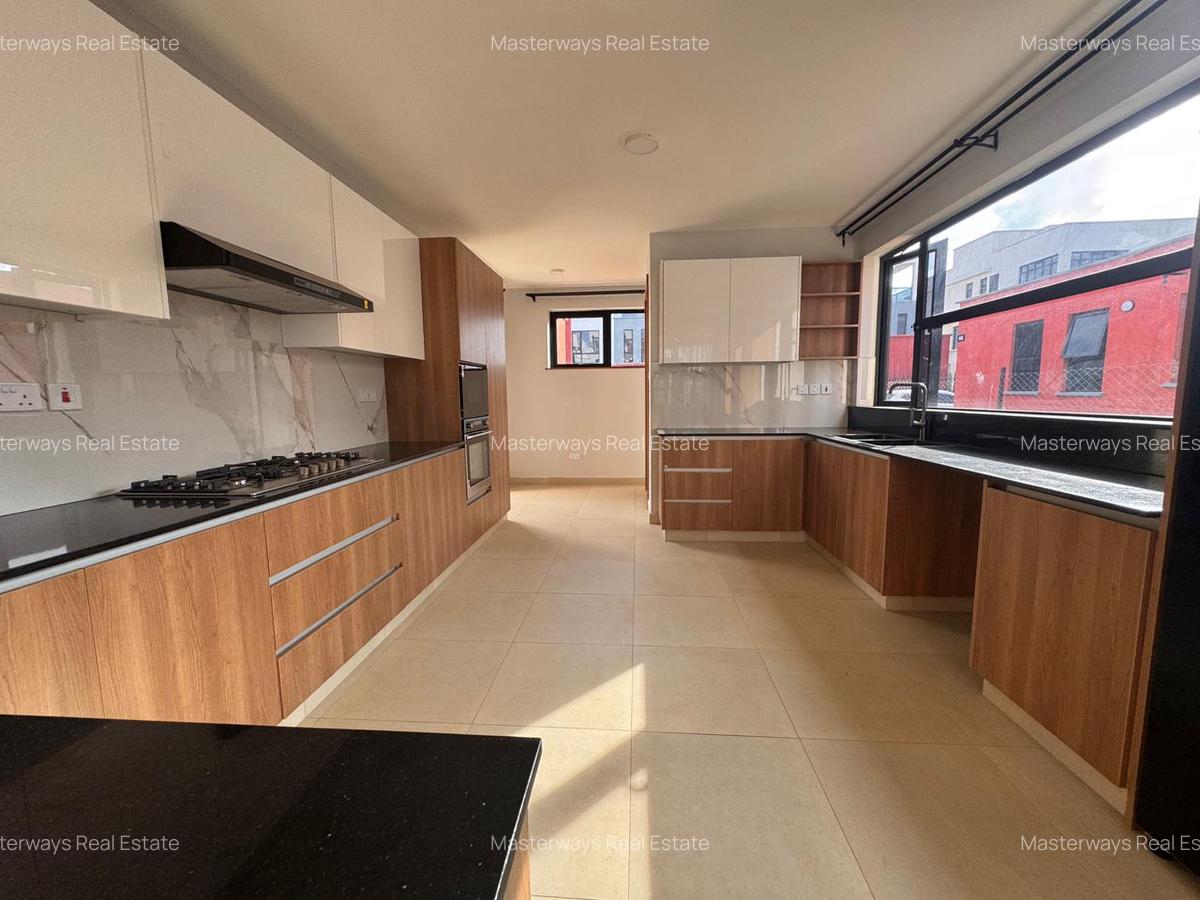 4 Bed Villa with En Suite in Membley - 17