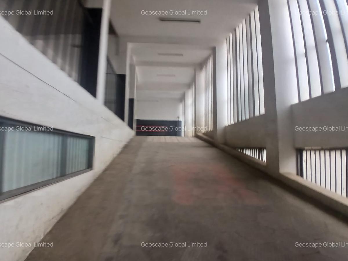 6,499 ft² Warehouse with Parking in Industrial Area - 12