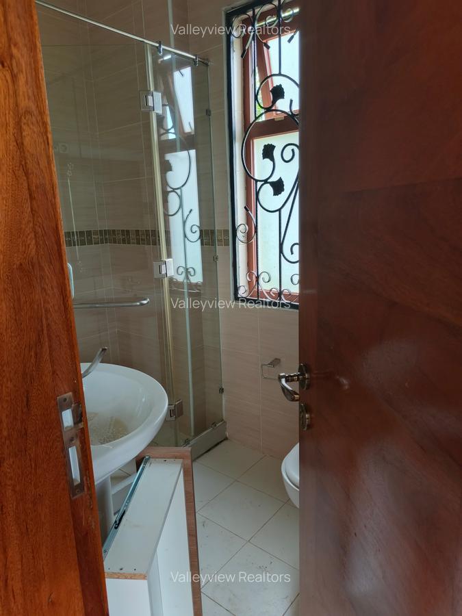 5 Bed Townhouse with En Suite at Lavington - 12