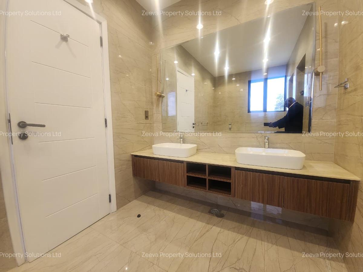 5 Bed House with En Suite in Lavington - 18