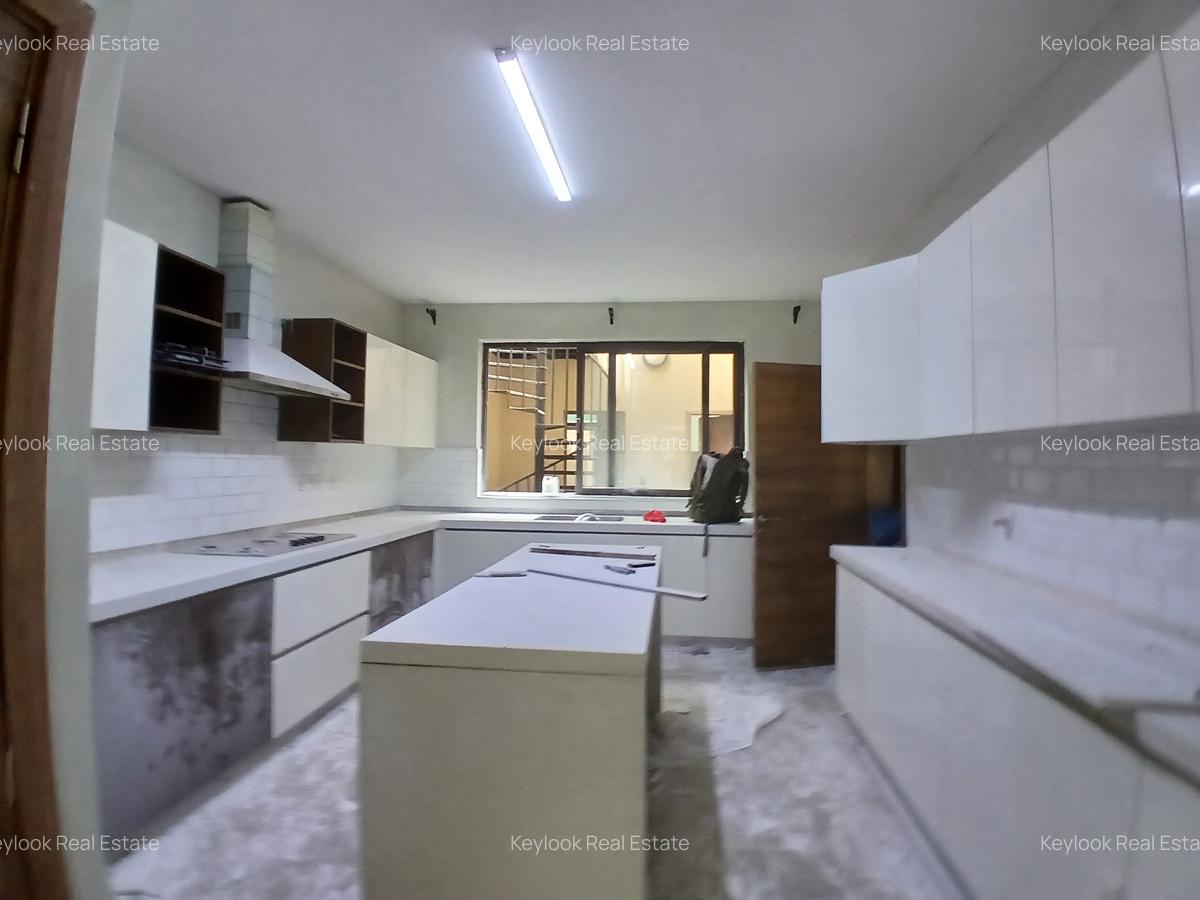 5 Bed Townhouse with En Suite at Lavington - 6