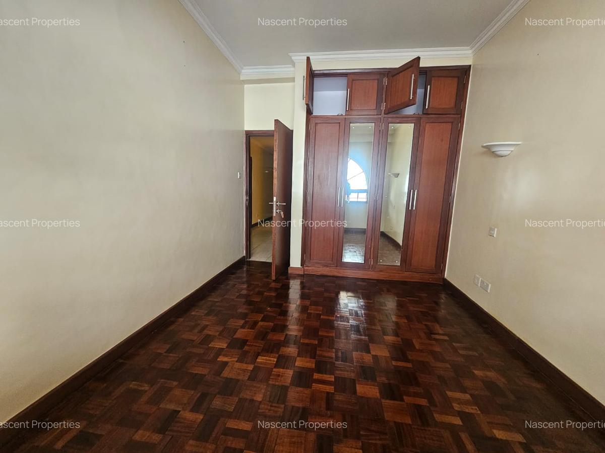 4 Bed Apartment with En Suite in Riverside - 17