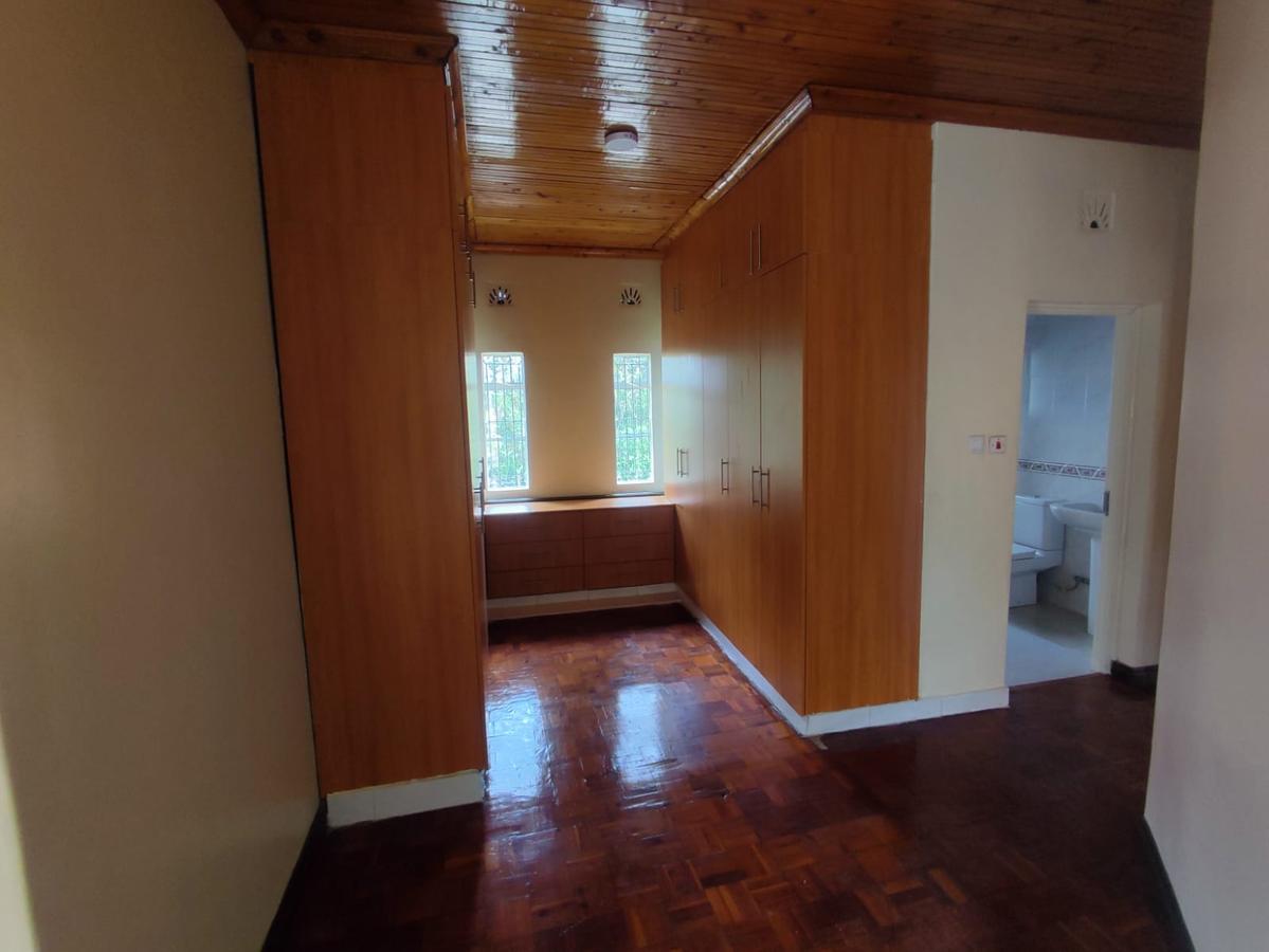 4 Bed House with En Suite at Near Galleria - 13