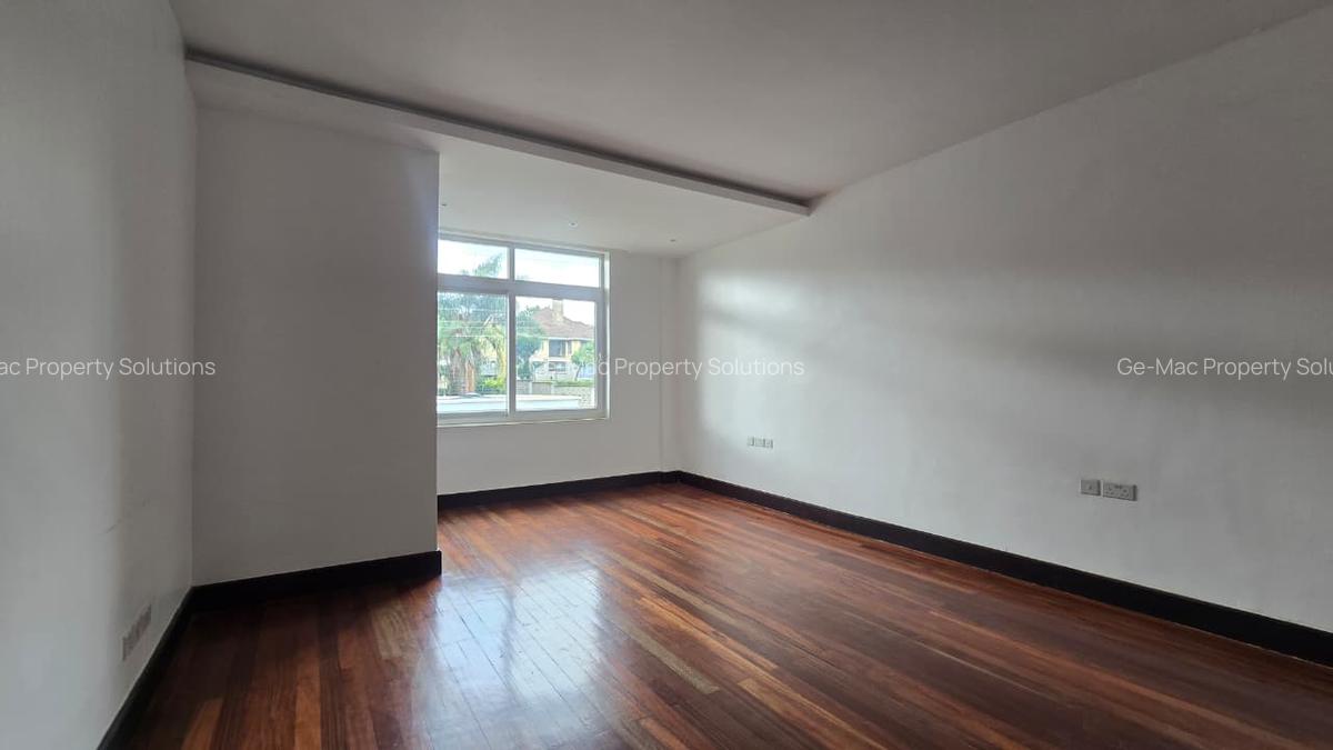 5 Bed House with En Suite in Runda - 11