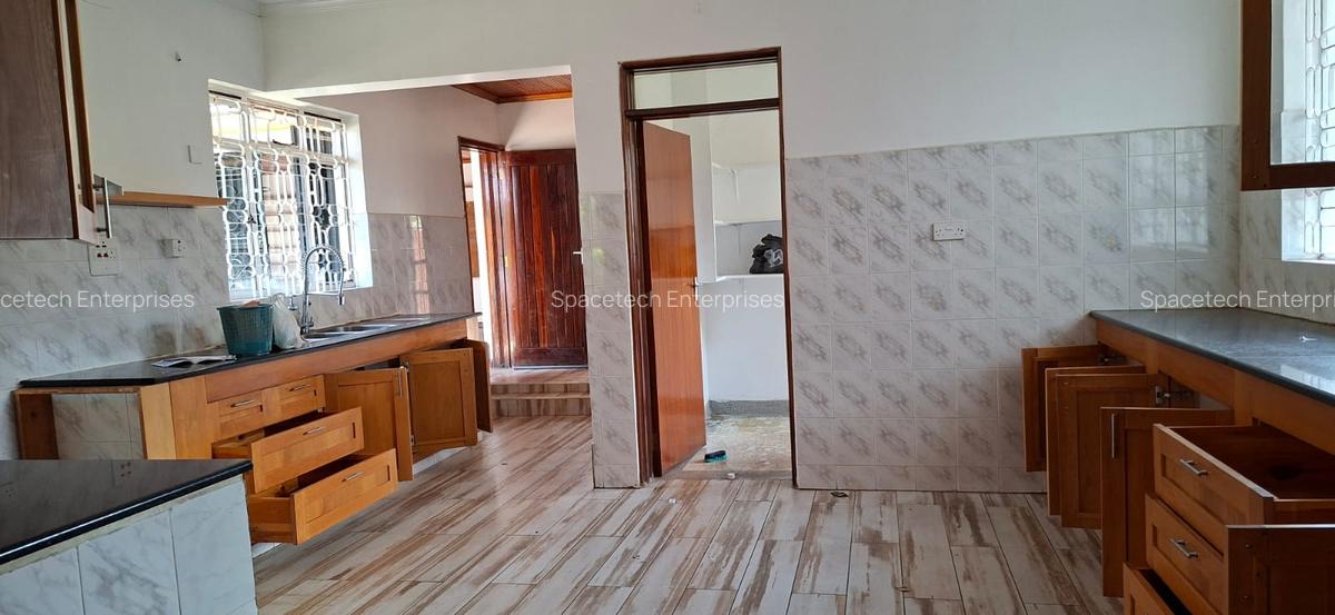 6 Bed House with En Suite in Runda - 10