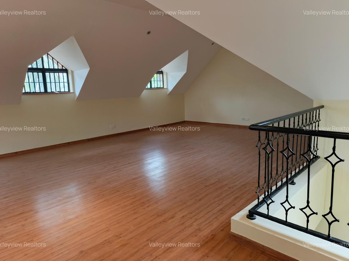 5 Bed Townhouse with En Suite at Lavington - 15